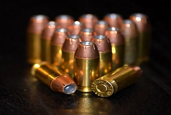 Вооруженный мужчина угрожал посетителям поликлиники