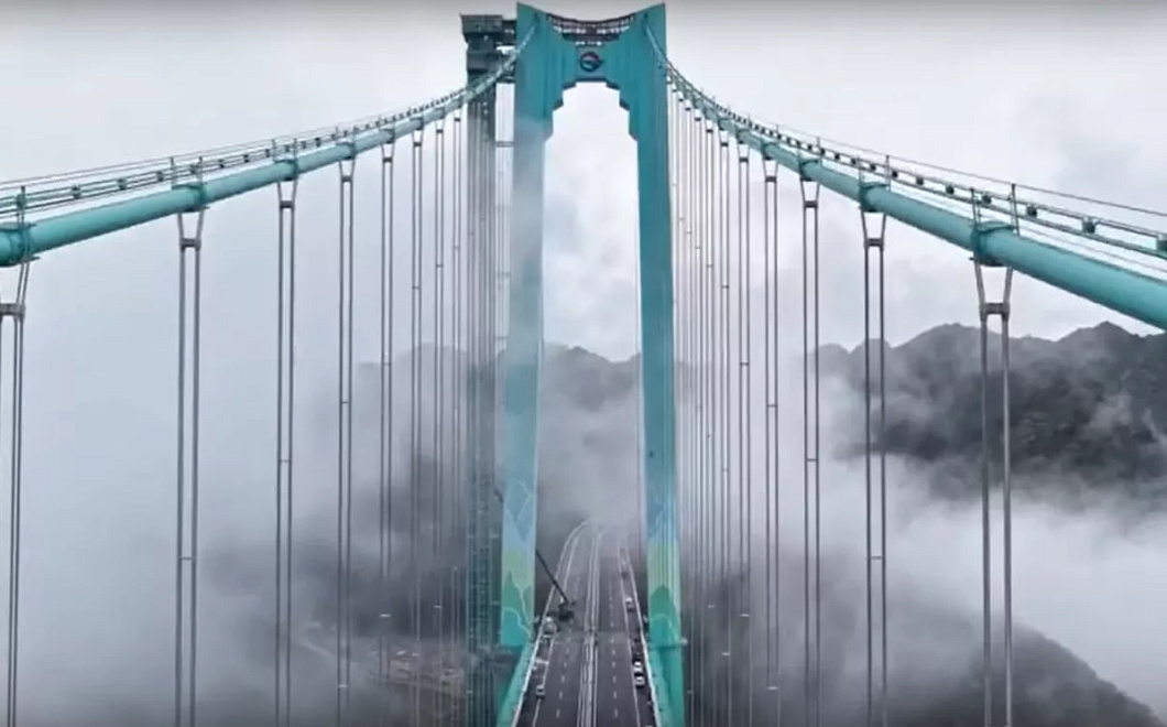 В Китае открыли самый высокий мост в мире высотой 625 метров