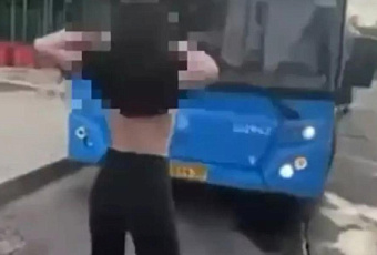 Не надо стесняться: девушка показала грудь водителю и пассажирам автобуса и попала на видео