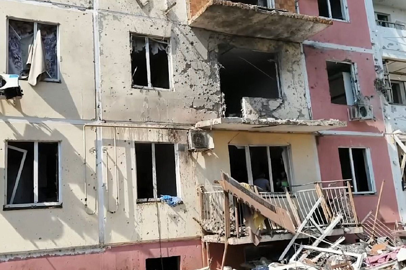 В пострадавшем от атаки БПЛА доме в Карасунском округе Краснодара ведут демонтажные работы