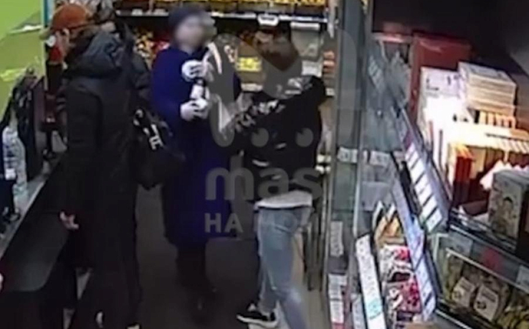 Женщина избила двух посетительниц магазина и попала на видео