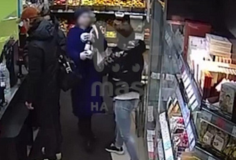Женщина избила двух посетительниц магазина и попала на видео
