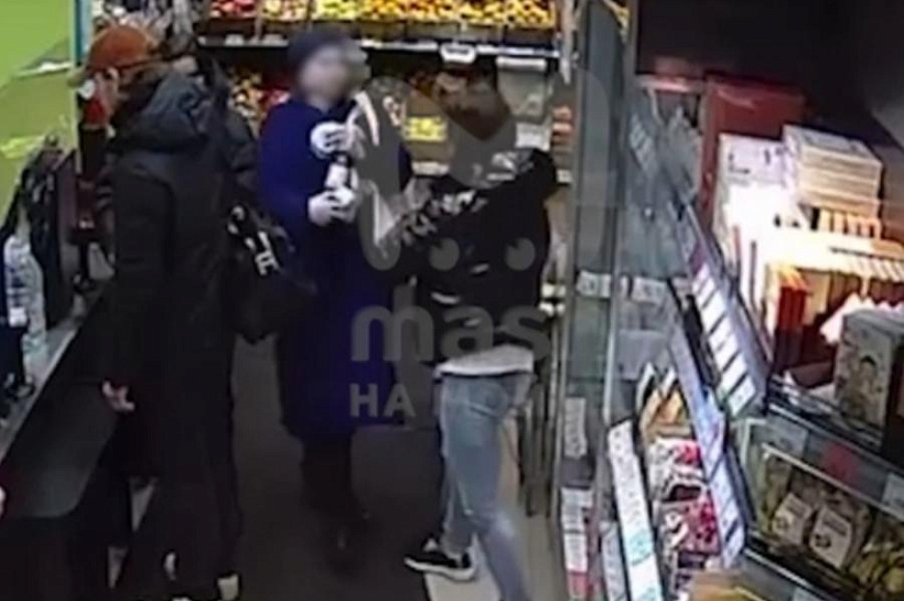 Женщина избила двух посетительниц магазина и попала на видео