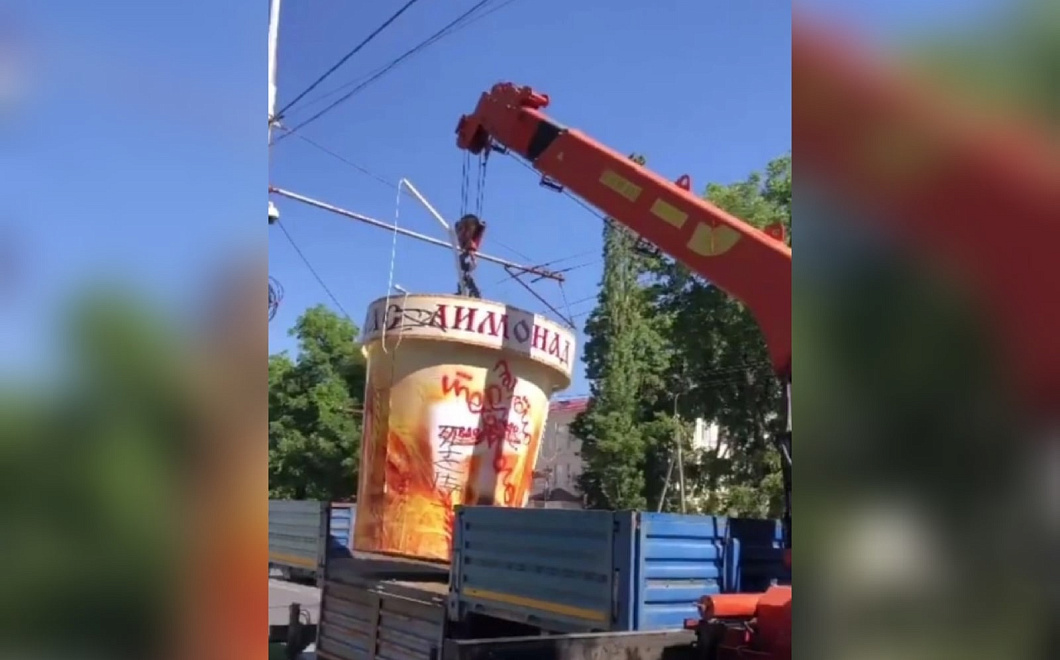 В Краснодаре убрали незаконный ларек с квасом, стоявший посреди тротуара