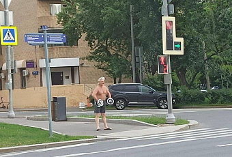 Уличная тренировка полуголого пенсионера развеселила пользователей сети