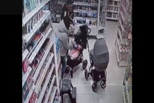 Житель Свердловской области пытался украсть ребенка из коляски, избил продавца в магазине и попал на видео