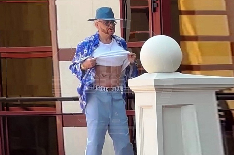 Филипп Киркоров на улицах Москвы задирал майку и показывал прохожим пуп