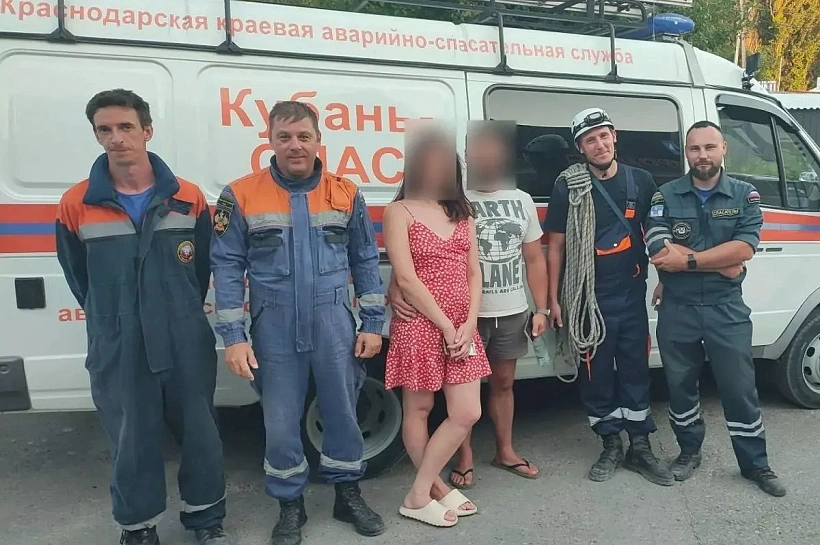 Под Геленджиком спасатели эвакуировали туристов, застрявших на отсыпном склоне