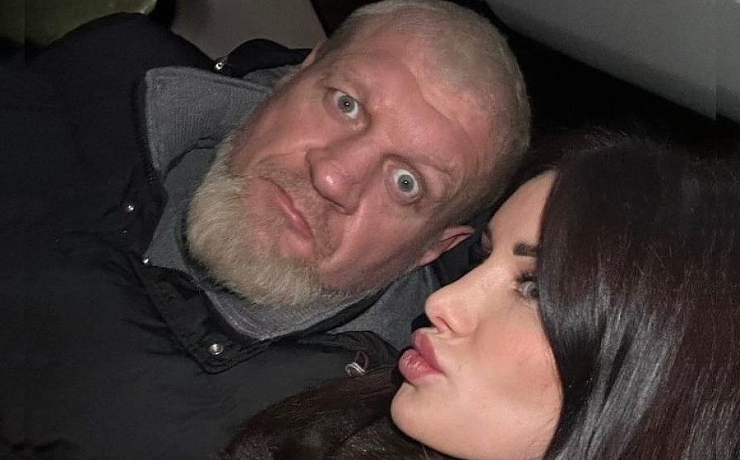 Боксер Александр Емельяненко «отлил в граните» прямо на глазах у пассажиров