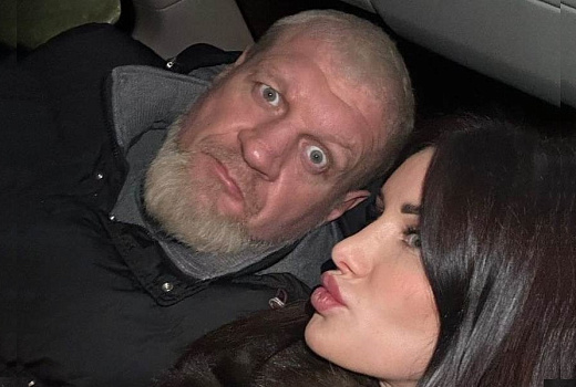 Боксер Александр Емельяненко «отлил в граните» прямо на глазах у пассажиров