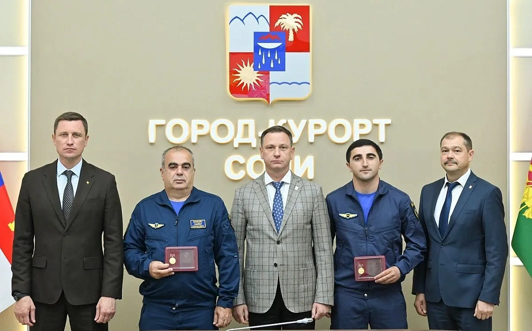 Экипаж вертолета Ми-8 МЧС наградили в Сочи за профессионализм при экстренной посадке 