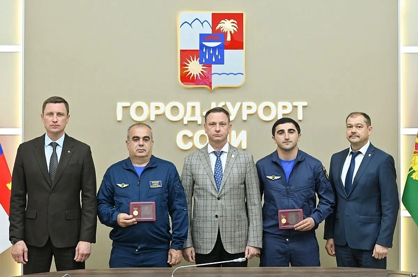 Экипаж вертолета Ми-8 МЧС наградили в Сочи за профессионализм при экстренной посадке 