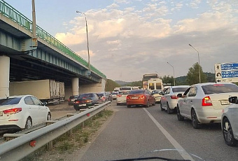 10-километровые пробки образовались на трассе к Черному морю