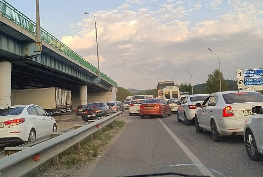 10-километровые пробки образовались на трассе к Черному морю