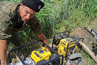 Казаки помогли откачать воду из подтопленных домов в Славянском районе