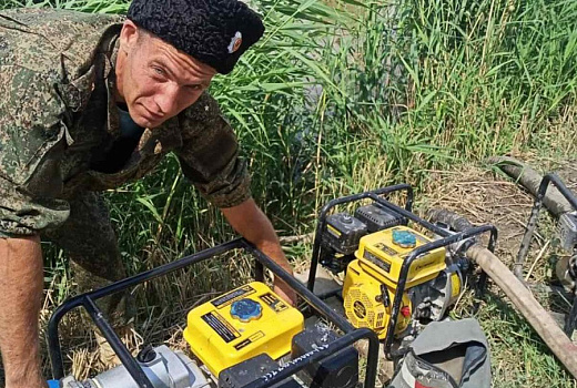 Казаки помогли откачать воду из подтопленных домов в Славянском районе