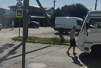 Жара плавит мозги: неадекватный полуголый мужчина бросался с ножом на прохожих в Краснодаре