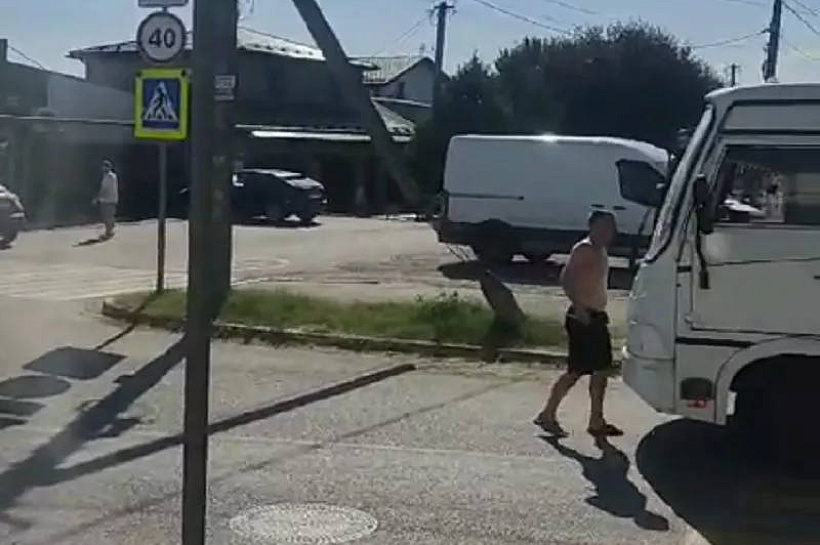 Жара плавит мозги: неадекватный полуголый мужчина бросался с ножом на прохожих в Краснодаре