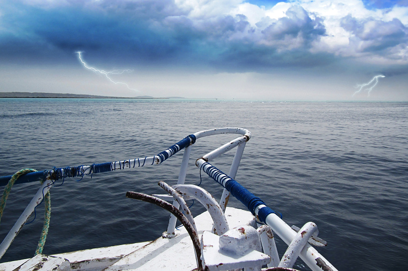 Из-за грозы на всех пляжах Анапы запретили купаться в море