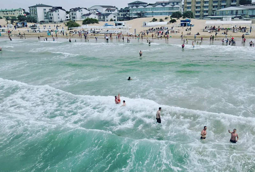 Море штормит: в Анапе запретили купание на всех пляжах