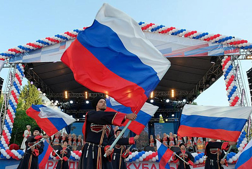 Квесты, концерты, триколор из цветов: как в Краснодаре отметят День России