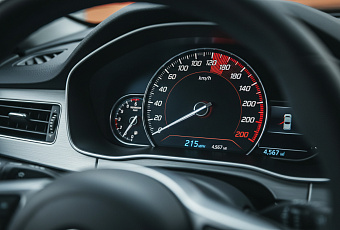 Почему спидометр показывает больше реальной максимальной скорости автомобиля