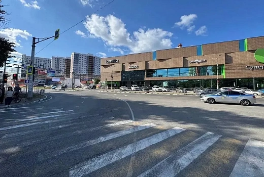 Девушка-подросток на электросамокате получила тяжелые травмы, врезавшись в иномарку в Анапе