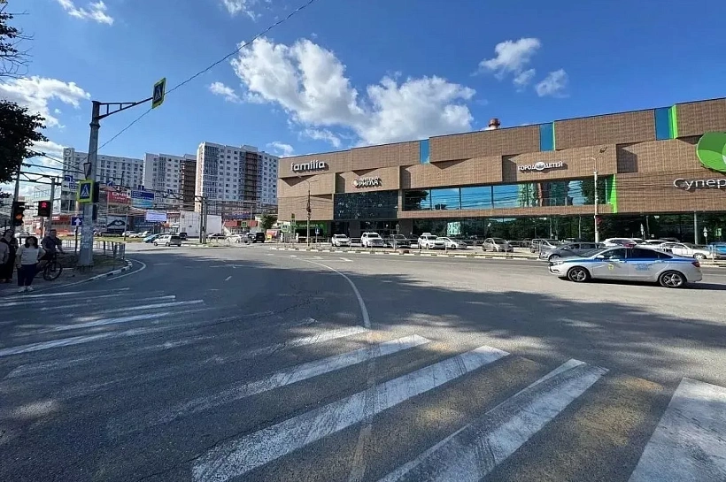 Девушка-подросток на электросамокате получила тяжелые травмы, врезавшись в иномарку в Анапе