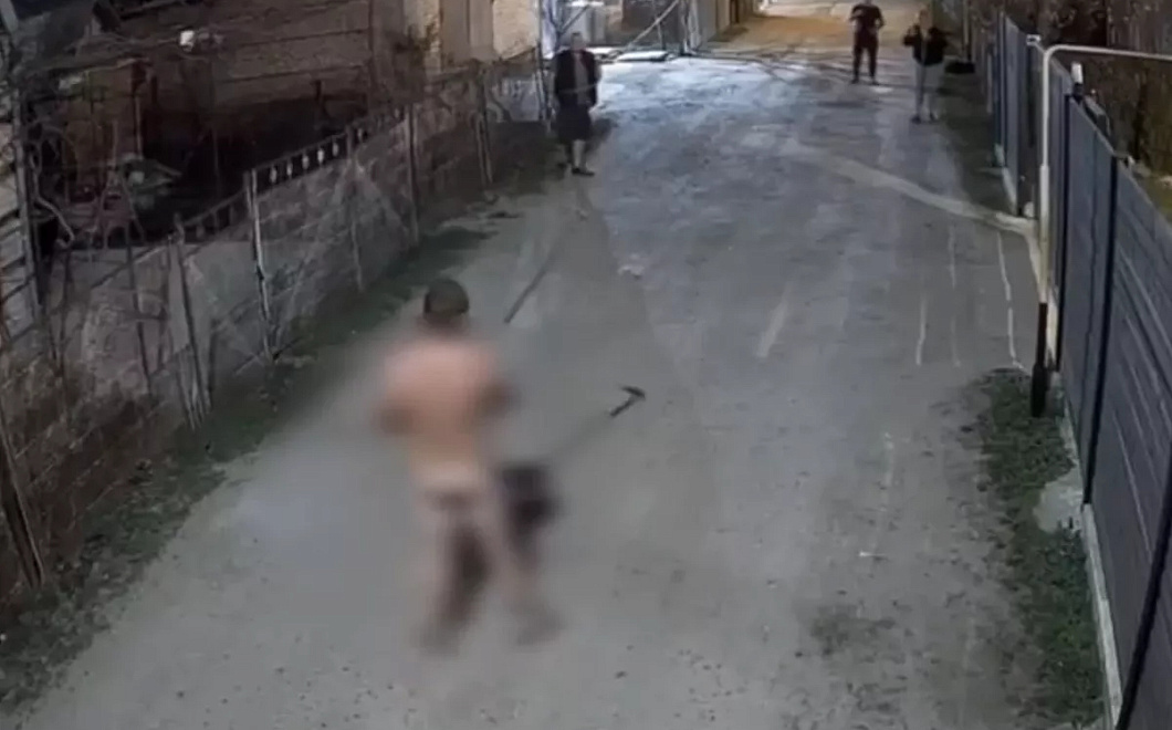 Голый хулиган с тяпкой устроил погром в Краснодаре после купания