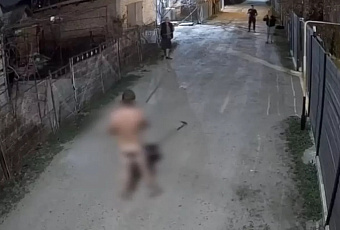 Голый хулиган с тяпкой устроил погром в Краснодаре после купания