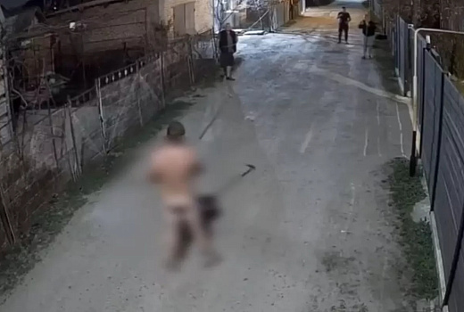 Голый хулиган с тяпкой устроил погром в Краснодаре после купания