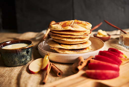 Оладьи на сметане с яблоками: простой рецепт воздушных и нежных оладушков к чаю