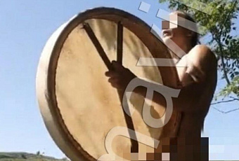 Жители Армавира жалуются на голого мужчину, танцующего с бубном в городской роще