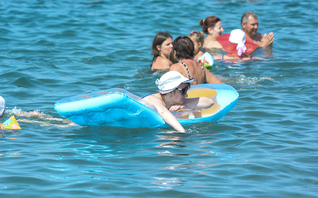 Отжимной ветер: в Анапе запретили плавать в море на надувных матрасах