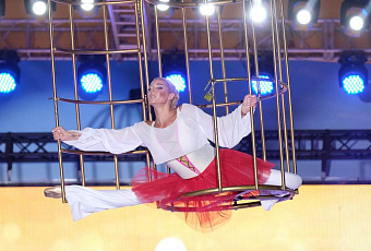 Балерина и «такое вот плечо»: Анастасия Волочкова жестом показала главное условие свадьбы с Прохором Шаляпиным