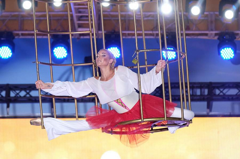 Балерина и «такое вот плечо»: Анастасия Волочкова жестом показала главное условие свадьбы с Прохором Шаляпиным