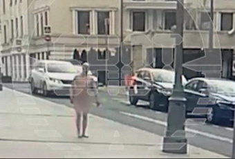 Пришла весна: голый мужчина прогулялся по центру Москвы