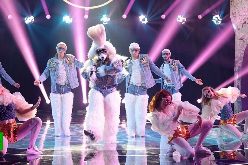 «Все мужики сво…»: на Ладу Дэнс охотится маньяк после съемок шоу, где певица была в маске Пуделя