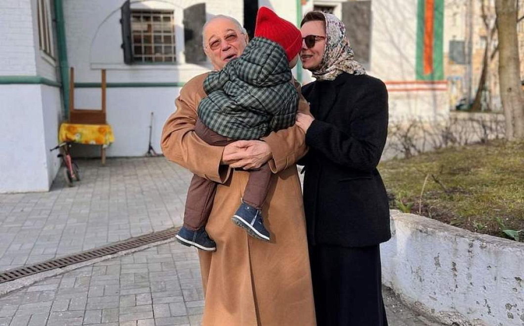 Фанаты рыдают над пасхальным фото комика Петросяна с сыном на руках и молодой женой