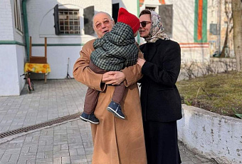 Фанаты рыдают над пасхальным фото комика Петросяна с сыном на руках и молодой женой