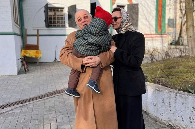 Фанаты рыдают над пасхальным фото комика Петросяна с сыном на руках и молодой женой