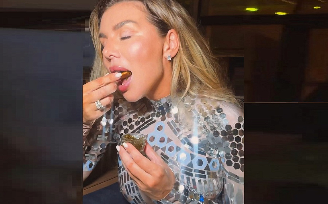 «Петь я им буду!»: Анна Седокова активно поработала ртом на вечеринке своей подруги