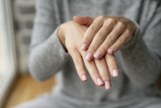 Белые пятна на ногтях: откуда появляются и почему не всегда стоит беспокоится