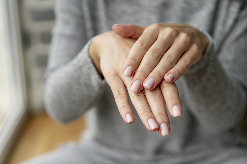 Белые пятна на ногтях: откуда появляются и почему не всегда стоит беспокоится