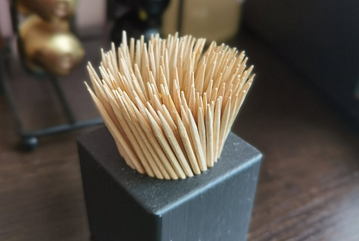 Чем опасны зубные палочки: стоматолог рассказал, как мы сами себе вредим