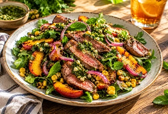 Жарю стейк и персики, добавляю кукурузу и зелень: летний салат от шеф-повара