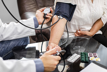 Высокое давление: когда надо вызывать скорую помощь