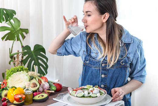 Вода за обедом: вредная привычка или безобидная традиция