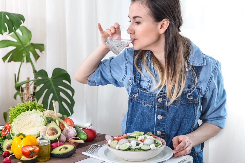 Вода за обедом: вредная привычка или безобидная традиция