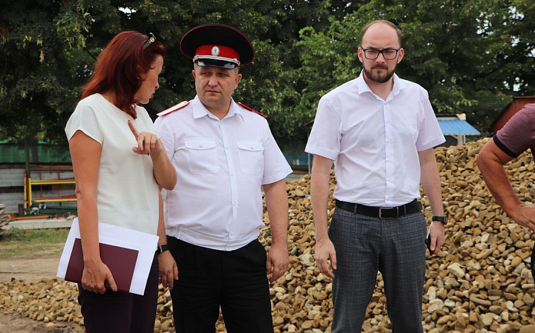 Александр Власов проконтролировал строительство спортивных объектов Кавказского района